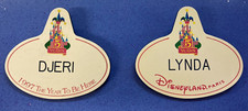 Name tag Disneyland Paris 5 ans, 2 versions peu courantes en excellent état.