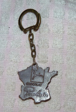 B6 / PORTE CLES ANCIEN PLASTIQUE CARTE DE FRANCE CHOCOLAT POULAIN