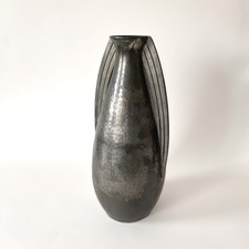 Grand vase en étain martelé Art Déco, signé René Delavan – France, années 1930