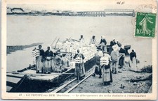 56 LA TRINITE SUR MER - debarquement des tuiles d'ostreiculture