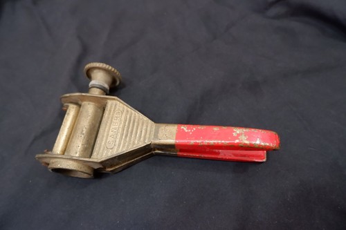 Bouchonneuse ancienne - bouchonneuse, ancienne,en