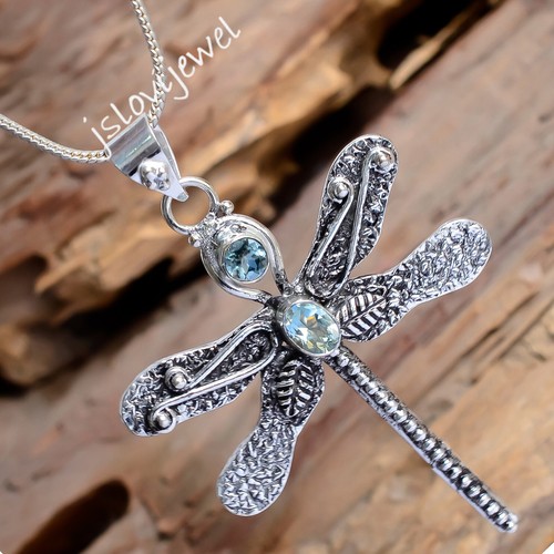 Pendentif femme libellule - , en