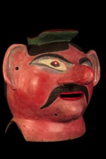 Étonnant et imposant masque