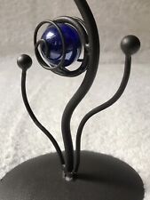 VINTAGE. Lot de 2 bougeoirs en métal. - Avec une pierre ronde bleu. Ht : 17 cm.