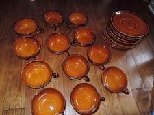 SAINT CLEMENT ** Lot de 12 tasses et 12 soucoupes en faience brune **