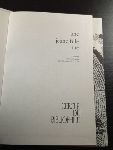 Une jeune fille - une,