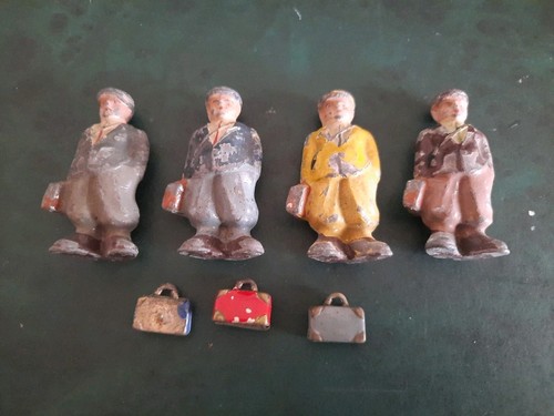 Voyageurs avec valises en - 4,