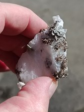 Argent natif brut sur calcite