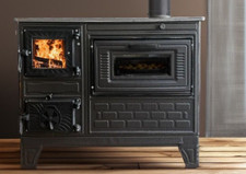 Charme rustique et repas confortables : cuisinière à bois en fonte et poêle à...