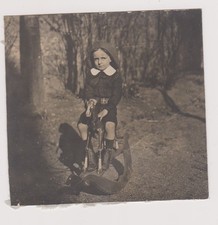 photo ancienne ?️ enfant bonnet sur cheval à bascule bois vers 1910 regard fixe