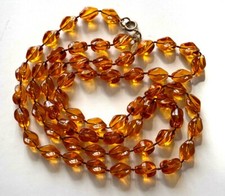 Beau COLLIER VINTAGE signé SARAH COV couleur AMBRE clair plastique '70 com NEUF