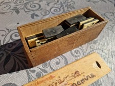 Ancien jeu de dominos en os Laiton et bois – 28 pièces – boîte en bois d’origine