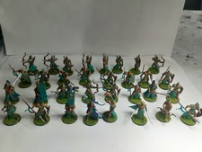  32 Figurines Peintes. Elfes