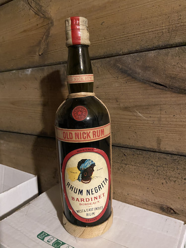 Très vielle bouteille rhum - très,