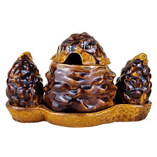 Salière, poivrière et pot à moutarde en terre cuite émaillée, décor pomme de pin