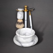 Set de Rasage Vintage avec Supports Dorés, Plumeaux et Rasoirs en Marbre ?