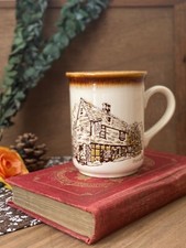 Mug anglais Staffordshire à décor en relief Cottage / campagne anglaise
