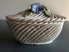 Bonbonnière en faïence ajourée tressée Blanche Barbotine fleurs création Italie