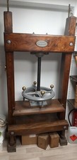 Presse ancienne à percussion en bois