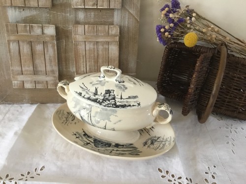 Ancienne saucière son - ancienne, et