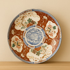 Très grand plat Imari japonais XIXe – faïence polychrome rouge et bleu – décor