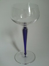 TRES RARE VERRE en CRISTAL signé SAINT LOUIS pied COULEUR BLEU 17,5cm