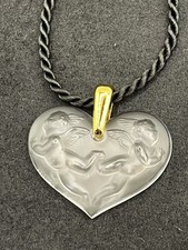 Paire de petits anges gravés