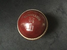 Dunhillion par Dunhill London Balle de cricket en cuir cousu quasi neuve