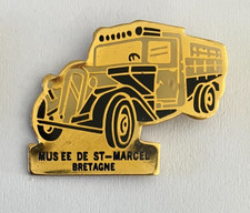 02 - Pin's CAMION TRUCK CITROEN U23 1940 - MUSEE DE ST-MARCEL - BRETAGNE