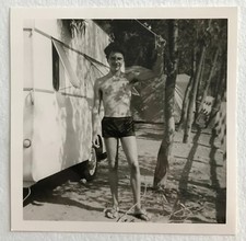 PHOTO ANCIENNE - VINTAGE SNAPSHOT - HOMME TORSE NU - MUSCLE - CAMPING CARAVANE