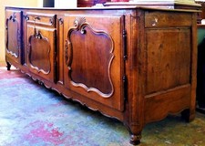 GRAND BUFFET DE STYLE PROVENÇAL. BOIS SCULPTÉ À LA MAIN. EUROPE DU NORD. XVIIIE