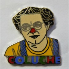 Pin's Coluche , polo jaune 