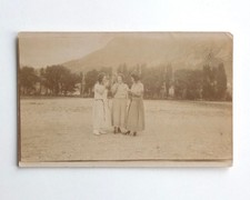 3 jeunes femmes élégantes
