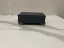 socle en bois gris foncé avec