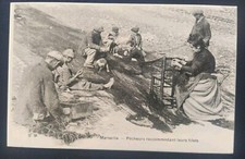 Carte postale Marseille pêcheur raccommodant leur filet N° 60 cécodi reproductio