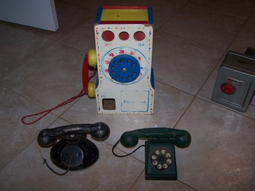 Lot play telephones with - lot,