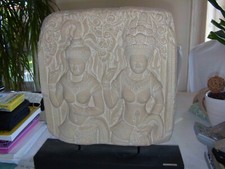  BAS RELIEF ASIATIQUE EN PIERRE SUR SOCLE BOIS / SCULPTE A LA MAIN