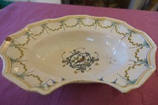 Plat à barbe en faïence Nevers XVIII agrafes anciennes