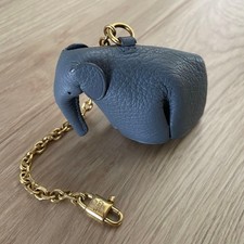 LOEWE Anagram Logo Motif Éléphant Chaîne Sac Charm Cuir Gris Or Quincaillerie
