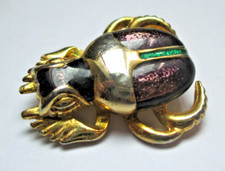 broche porte bonheur scarabée couleur or émail violet vert bijou vintage 5843