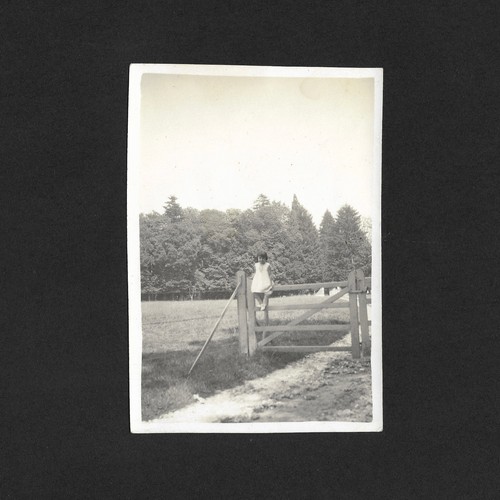 Fille assise barrière - , bois