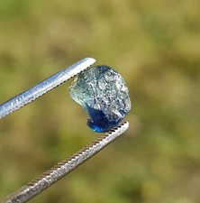 Saphir bleu brut de Madagascar