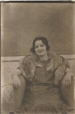 Snapshot femme assise fauteuil coiffure robe mode fourrure renard woman fur 