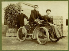Une automobile à trois places des débuts. Circa 1900.
