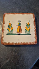 ANCIEN DESSOUS DE PLAT HENRIOT QUIMPER HAUTEUR 3 CM AVEC PIEDS. 22 X 22 CM.