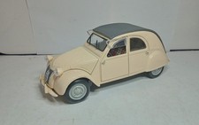 MAISTO 1/18 CITROEN 2CV CRÈME BÂCHÉ  BON ETAT SANS BOITE gé