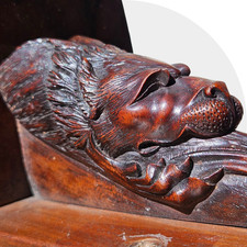 Petite console murale en bois sculpté – lion allongé– travail ancien 19eme