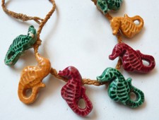 Collier avec des hippocampes en faïence  Vintage vers 1960 hippocampe seahorse