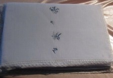 Joli range nuisette pyjama en coton satin bleu dentelle broderie fleurs bleues