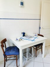 Applique moderne contemporaine bleue en verre poli et ampoule à vis petit culot